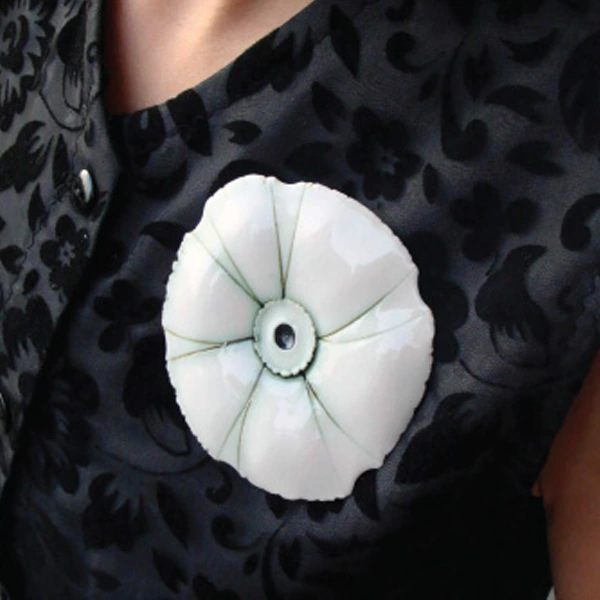 Cvet broš, porcelan prečnik 7-10 cm